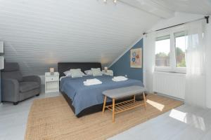 スクラディンにあるHouse for rent Serenityのベッドルーム(青いベッド1台、椅子付)