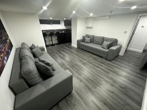 Posezení v ubytování new osborne luxury Hottub and jacuzzi suites