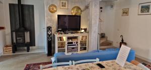 TV a/nebo společenská místnost v ubytování Bonvivan House