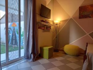 sala de estar con ventana y taburete amarillo en PREVEZA DOWNTOWN, en Preveza