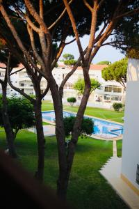 vistas a la piscina desde el balcón de un complejo en Vilamoura 2 Bedroom with Pool - Na Casa De Pascal, en Vilamoura