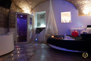 VenuSuite VENOSA - Luxury House, Spa & Relax - في فينوسا: غرفة نوم مع سرير في غرفة مع نافذة