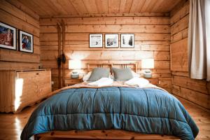 Un pat sau paturi într-o cameră la VisitZakopane - Ski House