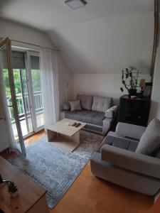 ein Wohnzimmer mit einem Sofa und einem Couchtisch in der Unterkunft Stan na dan Modriča in Modriča