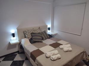 1 dormitorio con 1 cama grande y 2 almohadas en Apartamento en Playa Carvajal, en Fuengirola