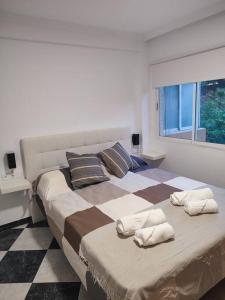 1 dormitorio con 2 camas y suelo a cuadros en Apartamento en Playa Carvajal, en Fuengirola