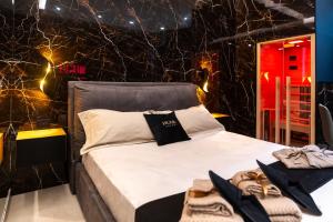 um quarto com uma cama num quarto com luzes em NUAR suite&spa em Palermo