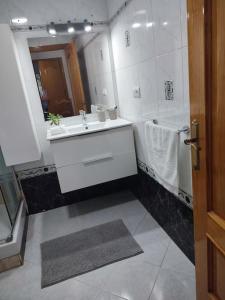 y baño con lavabo y espejo. en Apartamento en Playa Carvajal, en Fuengirola