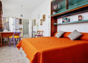 プーラにあるLovely Studio in Pulaのベッドルーム1室(大きなオレンジ色のベッド1台付)