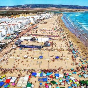 una vista aérea de una playa llena de sombrillas en CasaMar, en Barbate