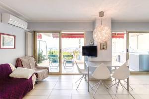 sala de estar con sofá, mesa y sillas en A2 2R Antibes Port terrace sea view/ Parking & AC, en Antibes