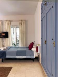 1 dormitorio con cama y ventana en Estudio Suite San Vicente - Aloha Sevilla, en Sevilla