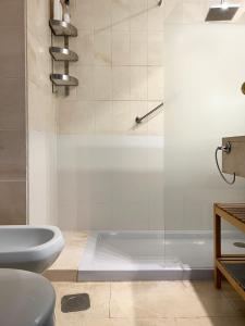 y baño con ducha, aseo y lavamanos. en Estudio Suite San Vicente - Aloha Sevilla, en Sevilla