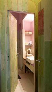 Baño pequeño con lavabo y espejo en La Casa Degli Angeli, en Turín