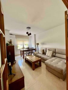 una sala de estar con un sofá y una mesa en Piso centro Arenas: Mira Gredos, en Arenas de San Pedro