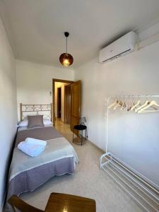 Un dormitorio con una cama y una mesa dentro. en Piso centro Arenas: Mira Gredos, en Arenas de San Pedro