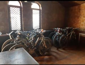 un grupo de bicicletas estacionadas en una habitación en Hostal Plaza Mayor en Carrión de los Condes