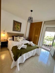 1 dormitorio con 1 cama con 2 toallas en Piso centro Arenas: Mira Gredos, en Arenas de San Pedro