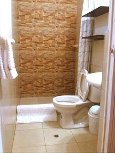 La salle de bains est pourvue de toilettes blanches et d'un lavabo. dans l'établissement COLONIAL SAN LAZARO, à Arequipa
