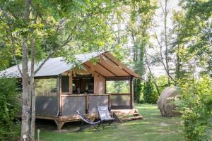 Camping La Ferme de Perdigat外面的花园
