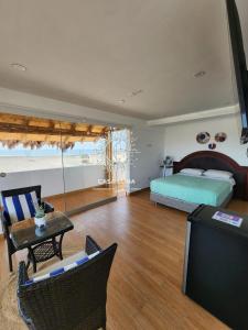 een slaapkamer met een bed en een flatscreen-tv bij CASA LUNA in Chincha Baja