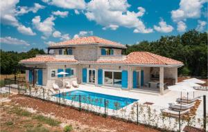 Πισίνα στο ή κοντά στο Cozy Home In Pifari With Wifi