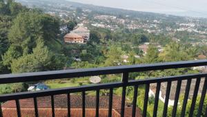 widok z balkonu domu w obiekcie فلا عطا w mieście Bogor