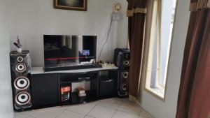 Pokój z telewizorem i głośnikami w pokoju w obiekcie فلا عطا w mieście Bogor