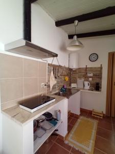 Kuchyň nebo kuchyňský kout v ubytování O Mundo da Lua - Galinheiro