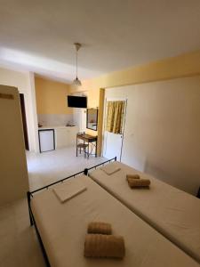 Postel nebo postele na pokoji v ubytování Polyxenis Rooms
