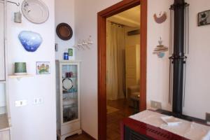 a hallway with a mirror and a door to a room at Belvedere-InfinityHolidays in Costa Paradiso