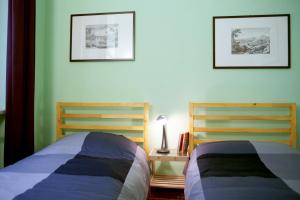 2 letti posti uno accanto all'altro in una camera da letto di La Casa Degli Angeli a Torino