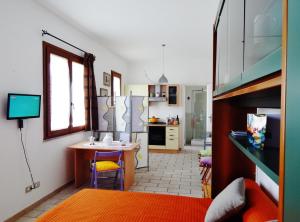 cocina con mesa pequeña y cocina con comedor en Lovely Studio in Pula, en Pula 14 fotos más