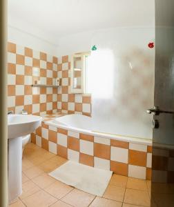 łazienka z wanną i umywalką w obiekcie Private room in shared flat w Nikozji