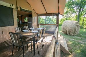 Camping La Ferme de Perdigat外面的花园