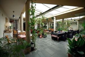 Palacios de la ValduernaにあるSeñorío de Los Bazánの多くの植物とテーブルのあるパティオ