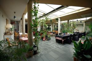 un patio con muchas plantas y mesas en Señorío de Los Bazán, en Palacios de la Valduerna