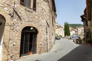een stenen gebouw met een raam op een straat bij Loft nel cuore di Assisi - 50 mt da Carlo Acutis in Assisi