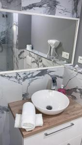 y baño con lavabo blanco y ducha. en Casa del Sol Władysławowo en Władysławowo