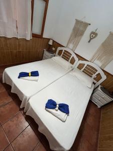 オルソラにあるCondesa 1のベッドルーム1室(青い弓が付いた白いベッド1台付)
