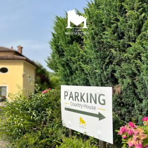 um sinal de estacionamento em frente a uma casa de campo em Casale Milleseicento em Gavi