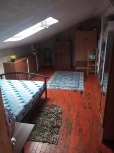 una camera con due letti e un pavimento in mattoni rossi di CASA VACANZA LA MANSARDINA a Pavia