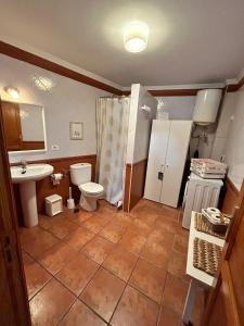 オルソラにあるCondesa 1のバスルーム(洗面台、トイレ、シンク付)
