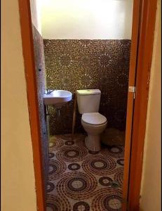 łazienka z toaletą i umywalką w obiekcie RJ Travellers Inn w mieście Catbalogan