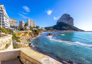widok na góry z góry cukrowej w mieście Cape w obiekcie Inftour Apolo Apartamento w mieście Calpe
