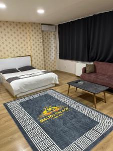 1 dormitorio con cama, sofá y alfombra en malibu palaca, en Estambul