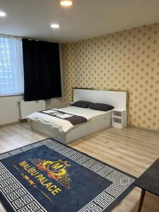 1 dormitorio con cama extragrande y alfombra en malibu palaca en Estambul