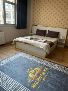 En eller flere senge i et værelse på malibu palaca