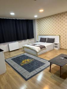 een slaapkamer met een bed en een tapijt bij malibu palaca in Istanbul