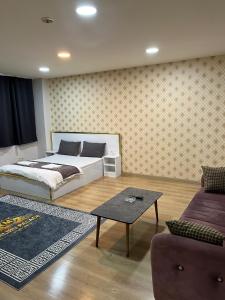 1 dormitorio con cama, sofá y mesa en malibu palaca, en Estambul